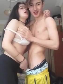 Gençler Canlı Yayında Sevişiyor